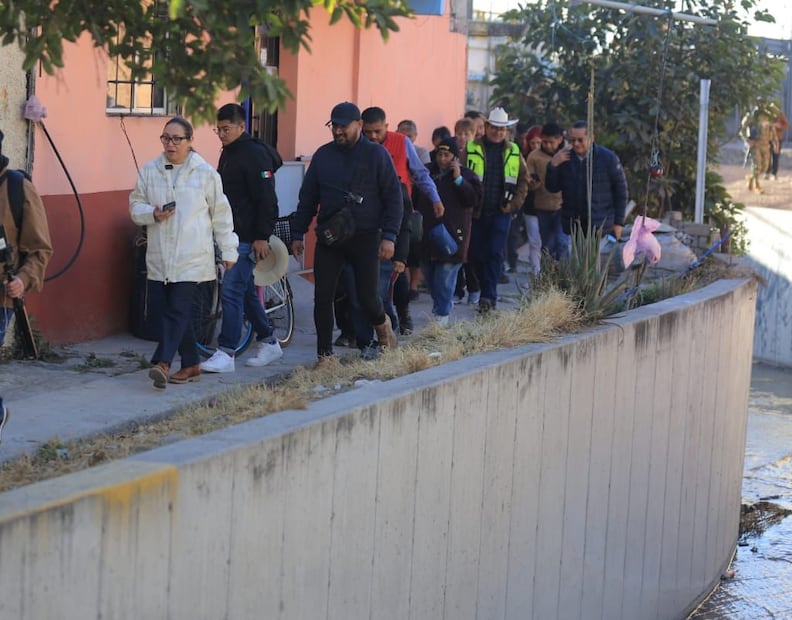 Camiones recolectores recorren las zonas altas de Ecatepec entre las 22:00 y las 01:00 horas para sanear barrancas y cauces. Foto Especial