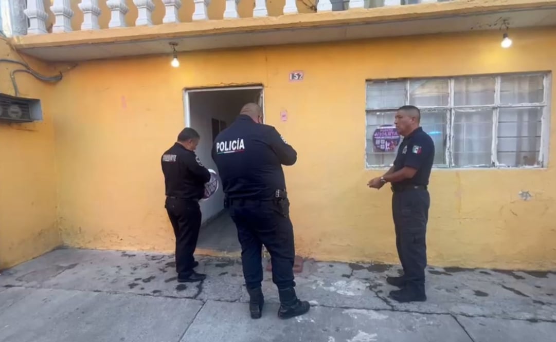 Elementos de la policía municipal de Ecatepec resguardan su domicilio. Foto. Especial