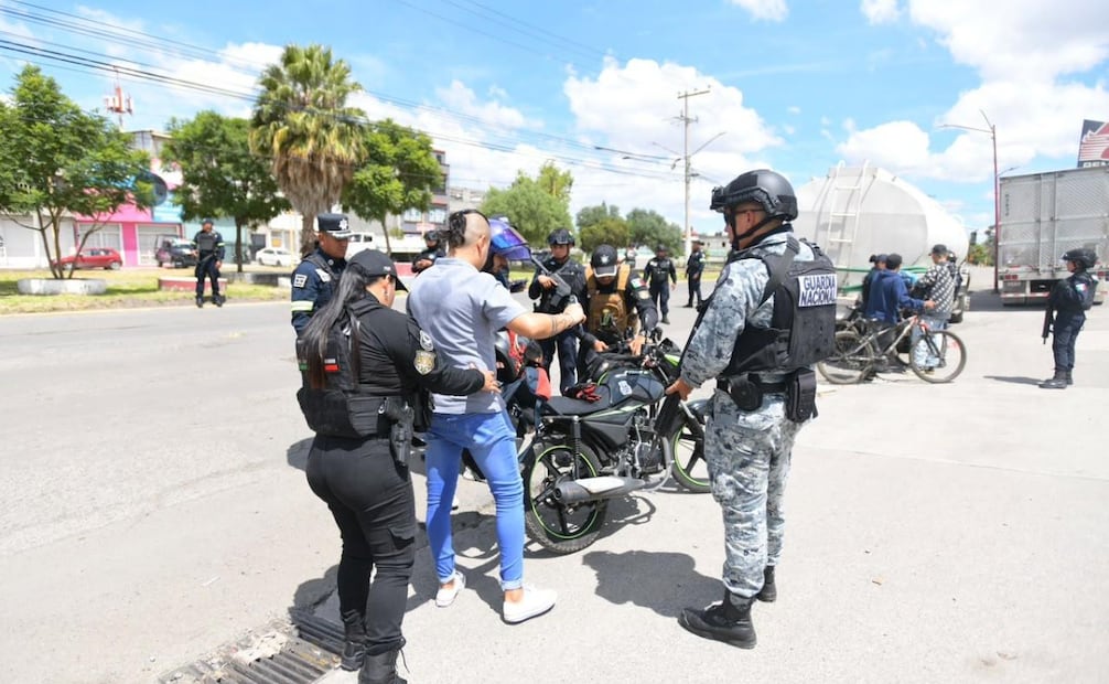 Muestra del armamento asegurado, que incluye armas cortas y largas decomisadas a células delictivas en el Estado de México. Foto Especial