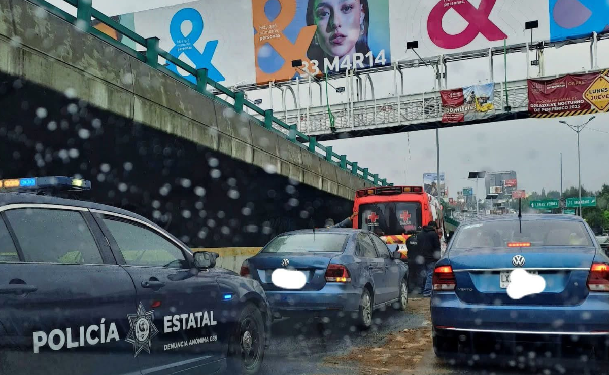 Periférico Norte en Naucalpan bajo el agua: la fuerte lluvia de este domingo provocó encharcamientos y caos vehicular desde Izcalli hasta la CDMX. Foto: Especial