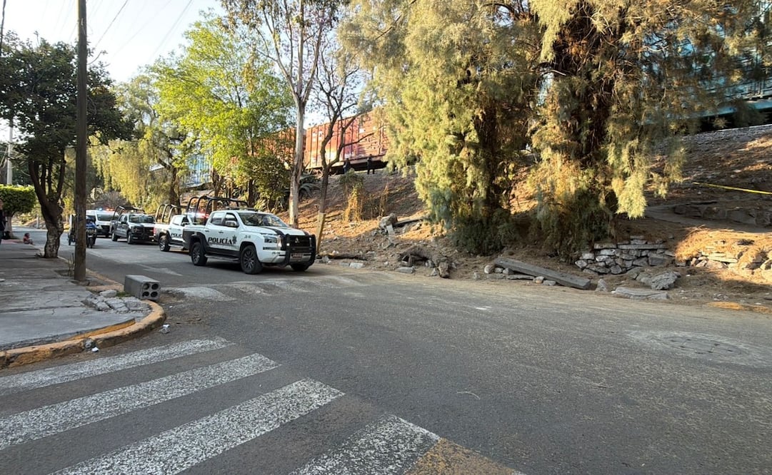 Elementos municipales acordonaron la zona del siniestro en espera de los servicios periciales. Foto Especial