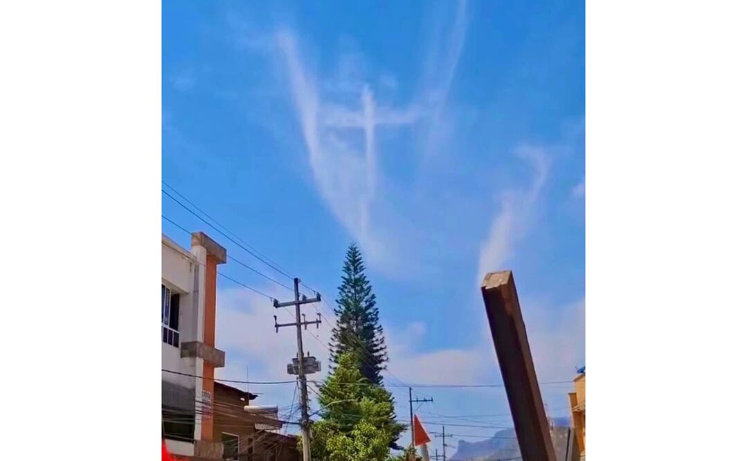 Cruz de nubes captada durante la representación del Viacrucis en Tejupilco. Foto: Especial