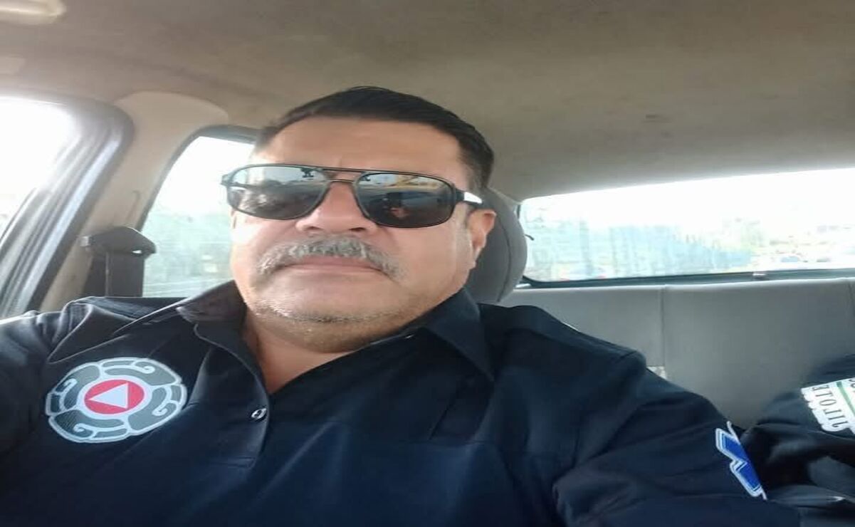El comandante Simón Edgar Alcántara García de la Dirección de Protección Civil y Bomberos de Jilotepec, quien se dirigía a atender la explosión de un ducto en Tepeji del Río.  Foto: Especial