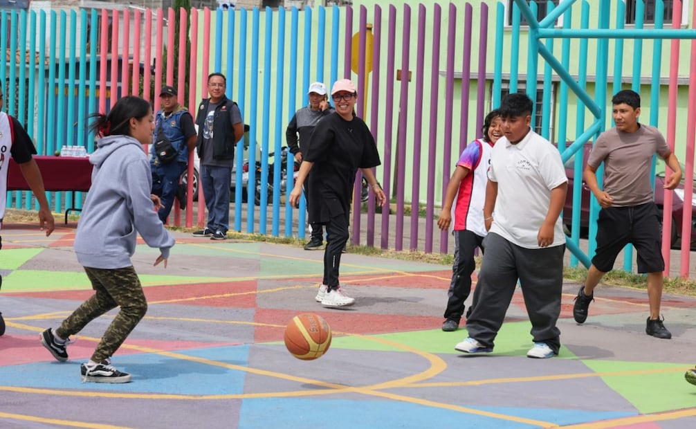 La alcaldesa Azucena Cisneros Coss participó en una “cascarita” de basquetbol junto con habitantes de Valle de Anáhuac. Foto especial
