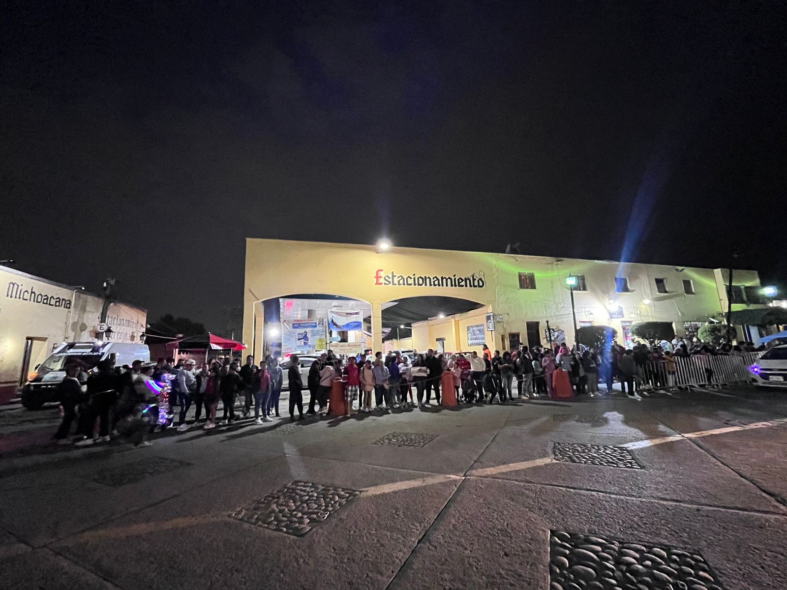 Cientos de habitantes y turistas esperaban el inicio del tradicional recorrido de Tepotzotlán. Foto Arturo Contreras
