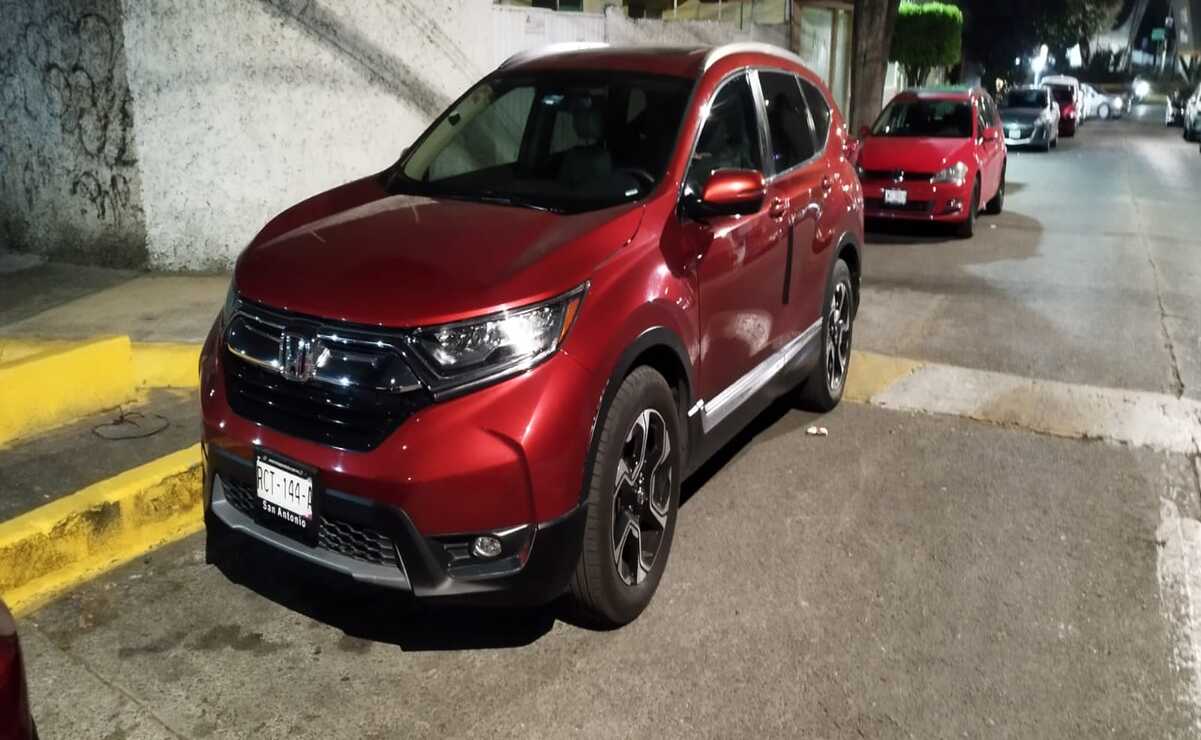 Al conductor le robaron una camioneta Honda 2018 CRV Touring roja. Foto: Especial