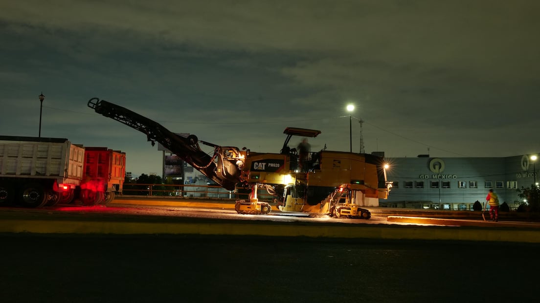 Con el uso de fresadoras, petrolizadoras y finishers, más de 40 máquinas trabajan simultáneamente para garantizar la calidad del nuevo asfalto en Periférico Norte. Foto Especial