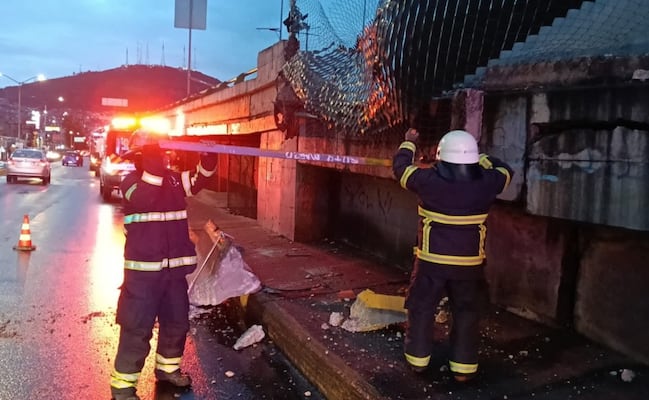 Lluvia provoca colapso de barda en la Avenida de los Remedios en Tlalnepantla