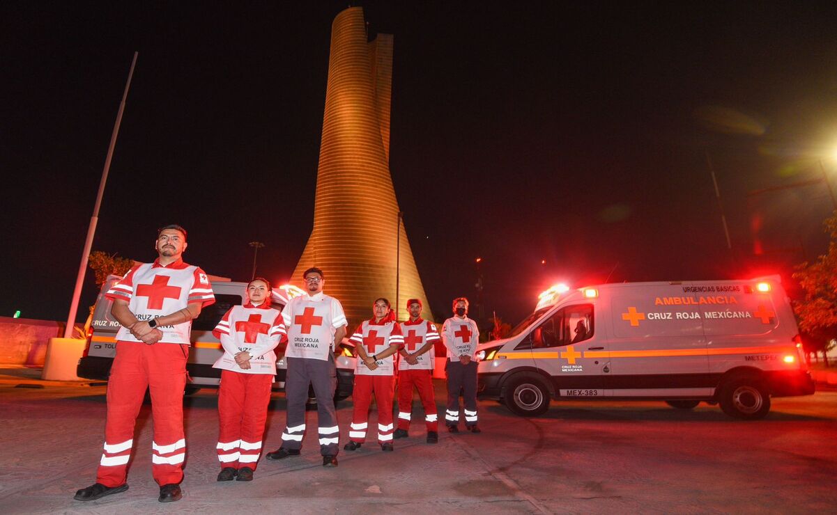 El monumento de las Torres del Bicentenario de Toluca se ilumino de color ámbar en recuerdo de las víctimas de accidentes viales. Foto:  Cruz Roja