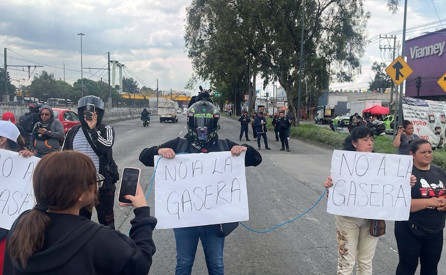 Vecinos de Neza bloquean a la altura de Metro Canal de San Juan por construcción de gasera

