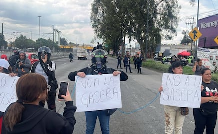 Vecinos de Neza bloquean a la altura de Metro Canal de San Juan por construcción de gasera