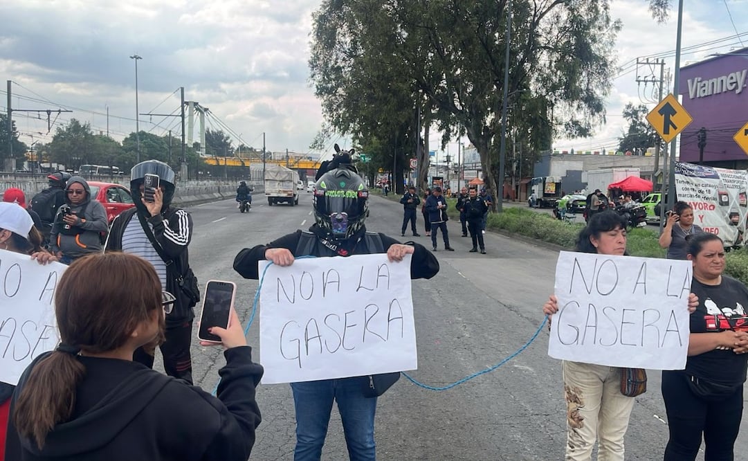 Manifestantes impiden el paso en carriles centrales y laterales de la Calzada Ignacio Zaragoza con pancartas en mano. Foto Especial