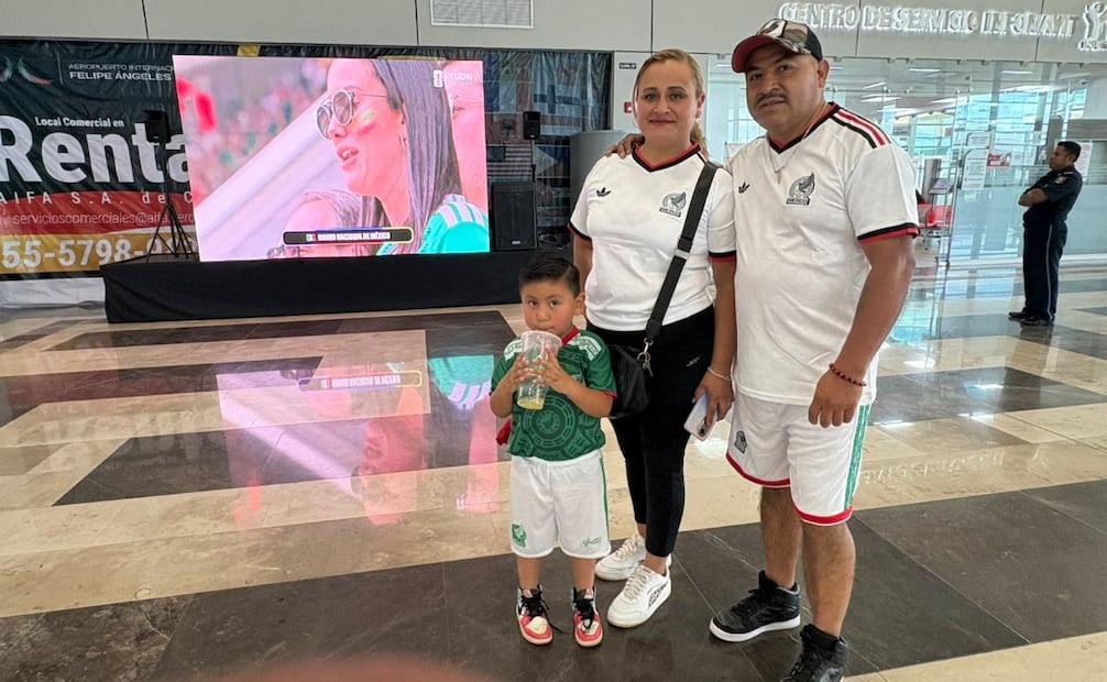 Arturo González y Blanca Pérez, originarios de Xaltocán, fueron los primeros aficionados en llegar al AIFA para apoyar a la Selección Mexicana. Foto Arturo Contreras / El Universal