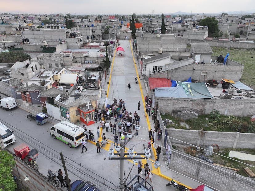 Previamente Cisneros Coss participó en asambleas comunitarias realizadas en Paseos de Ecatepec, donde servidores públicos municipales, entre ellos policías, recorren casa por casa y se reúnen con los colonos, a los que informan las principales acciones del gobierno municipal, sobre todo en materia de seguridad, y escuchan sus principales necesidades en materia de obras y servicios. Foto: especial
