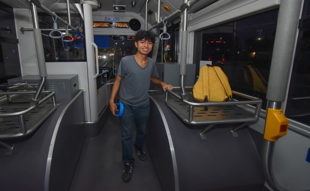 A bordo del Trolebús, Gael, vecino de Ixtapaluca, grababa con su celular y disfrutaba cada minuto del recorrido de 18.5 kilómetros / Foto: Especial