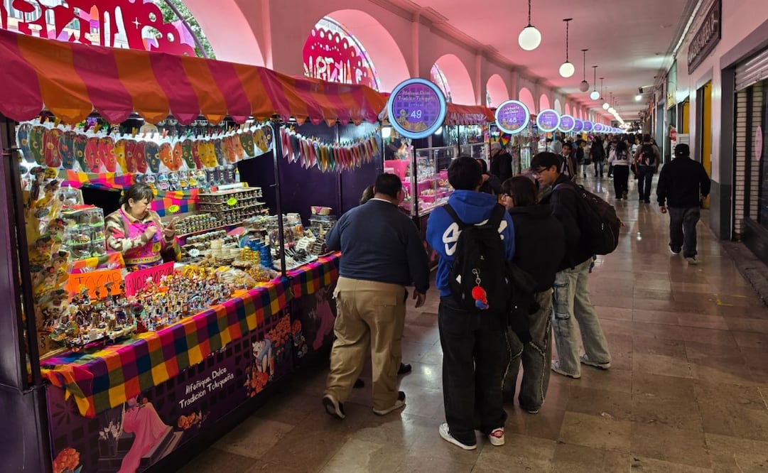 Los dulces tradicionales y las calaveras de chocolate se encuentran entre los productos más buscados por quienes visitan la Feria del Alfeñique en Toluca. Foto Claudia Rodríguez / El Universal
