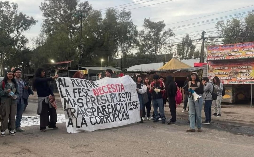 Cientos de alumnos se concentraron en las inmediaciones de la carretera Cuautitlán-Teoloyucan para iniciar el bloqueo tras la votación en asamblea. Foto Especial