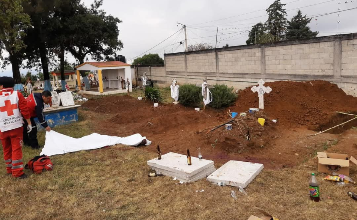 Elementos de la policía resguardan la escena del crimen en el panteón de Tepetzingo, donde un hombre fue asesinado a balazos durante un funeral. Foto: Especial