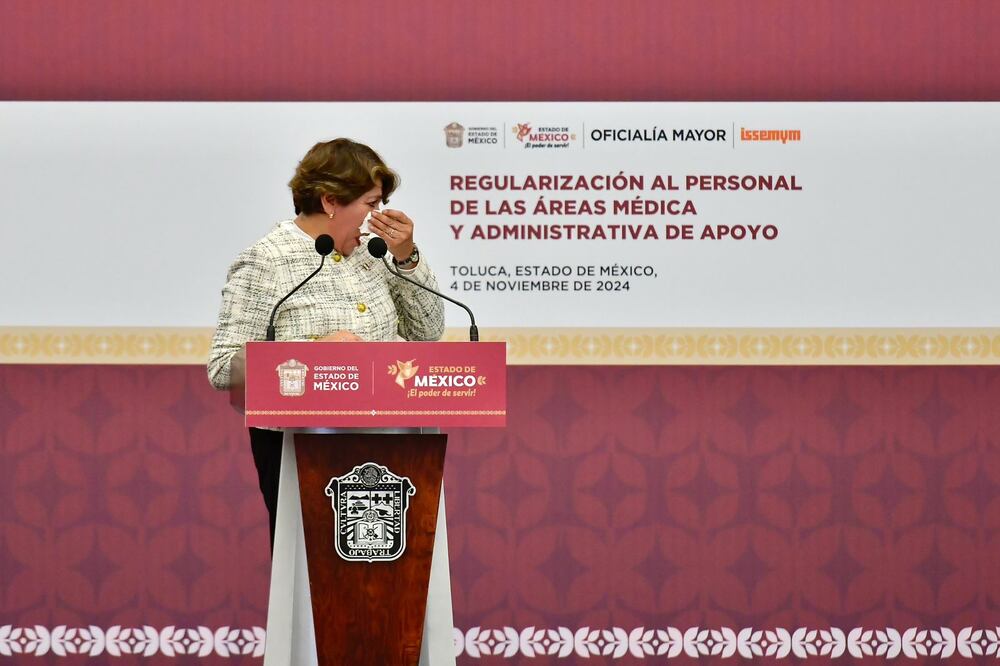 La gobernadora Delfina Gómez Álvarez rompió el protocolo de ceremonia y rompió en llanto al reconocer a médicos y enfermeras