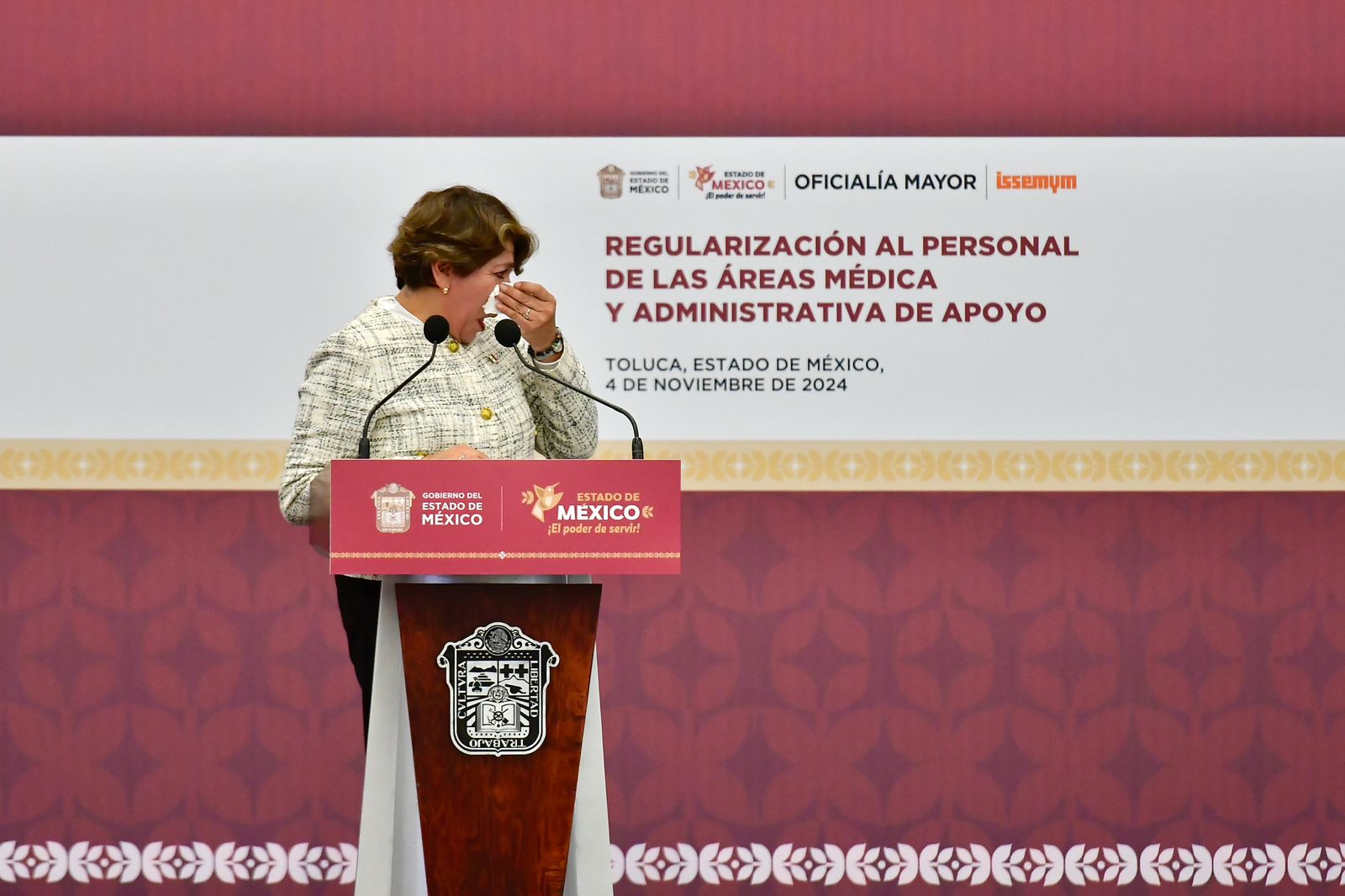 La gobernadora Delfina Gómez Álvarez rompió el protocolo de ceremonia y rompió en llanto al reconocer a médicos y enfermeras