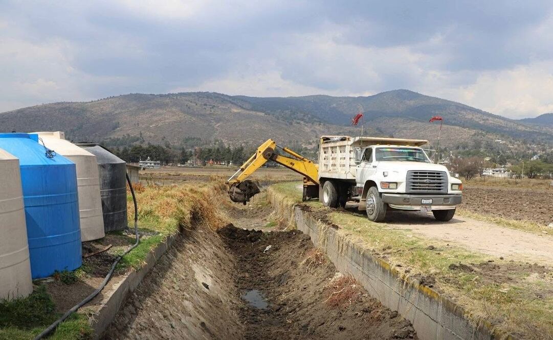Ante la proximidad de la temporada de lluvias, el gobierno municipal ha intensificado los trabajos de desazolve en ríos y canales de riego. Foto: Michelle Sánchez / El Universal Estado de México