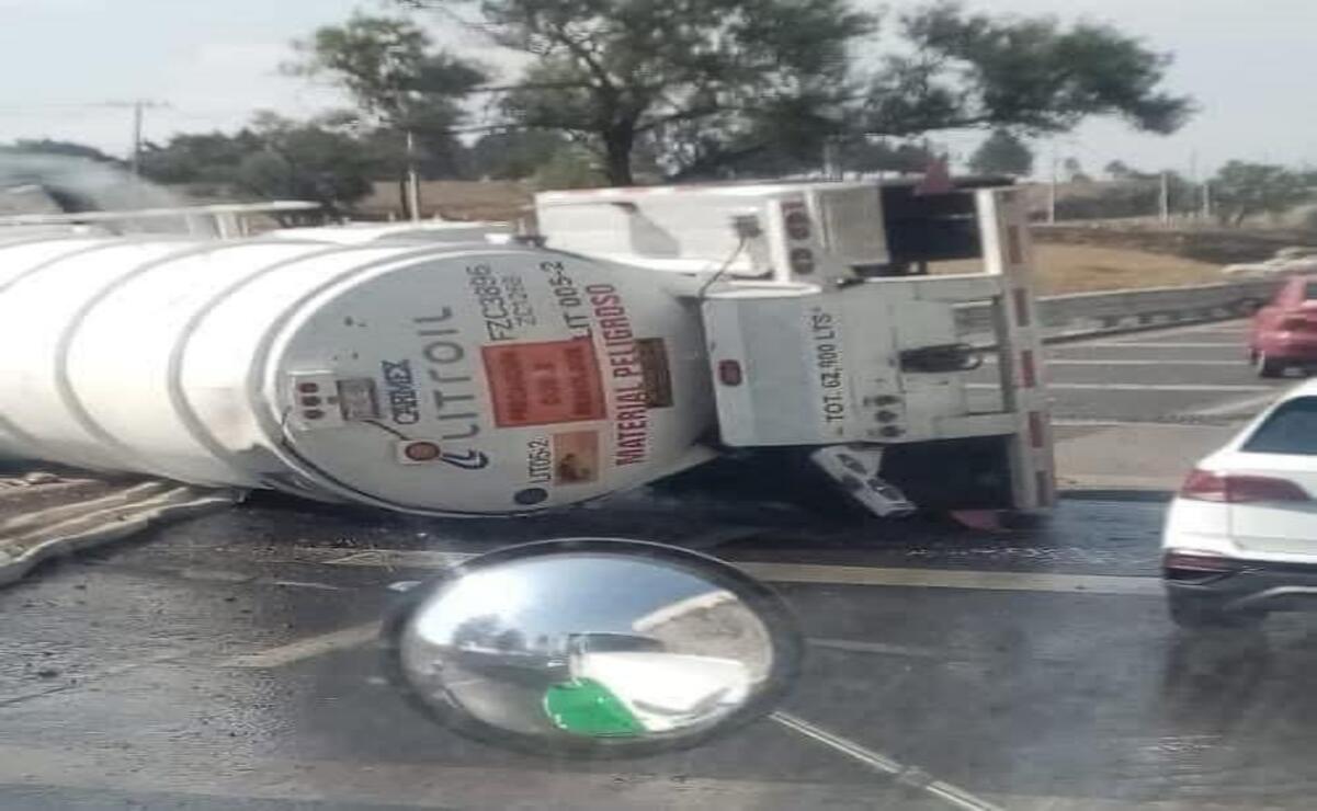 Peligro en la Toluca-Atlacomulco: Pipa vuelca y derrama combustible cerca del puente de San Bernabé