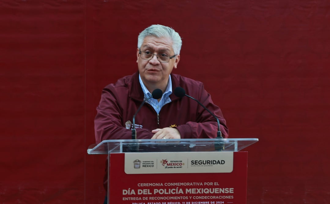 El secretario de Seguridad del Estado de México, Cristóbal Castañeda Camarillo, encabezó la ceremonia conmemorativa del Día del Policía Mexiquense / Foto: Alejandro Vargas
