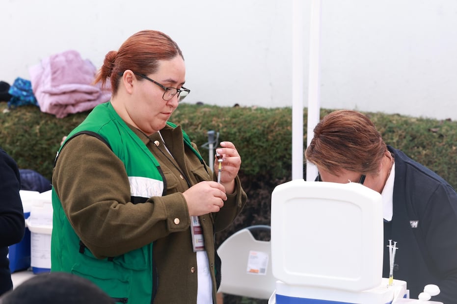 La secretaria Macarena Montoya Olvera confirmó que la entidad cuenta con dosis suficientes de SRP y SR para cubrir a menores, docentes y personal de salud. Foto Alejandro Vargas / El Universal