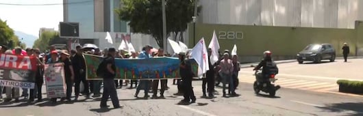 Bloqueo en Tlalnepantla: Integrantes de la ANUEE cierran la Av. Sor Juana