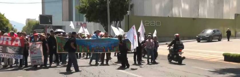 Bloqueo en Tlalnepantla: Integrantes de la ANUEE cierran la Av. Sor Juana