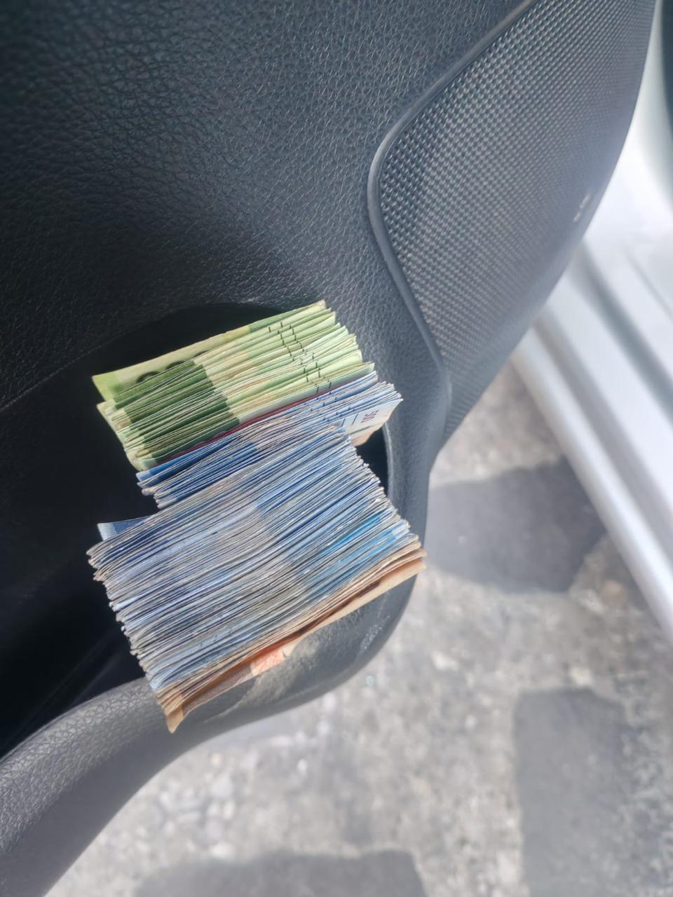 El reporte sobre los sujetos lo recibieron vía C4, desplegando a las unidades hacia el sitio donde, tras la negativa de los sujetos, terminaron bajando del auto Nissan Sentra. Foto: especial