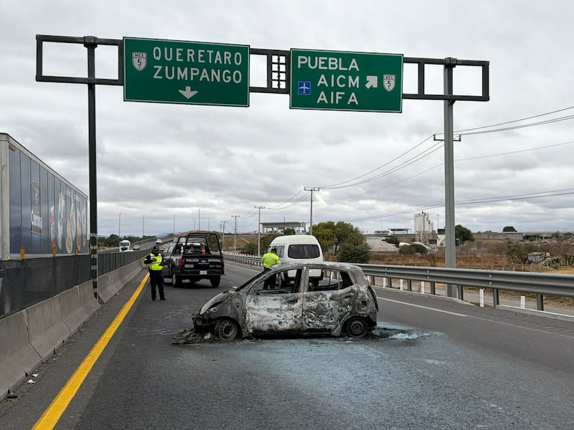 El vehículo fue consumido por el fuego en el tramo correspondiente al municipio de Tultepec. Foto Especial