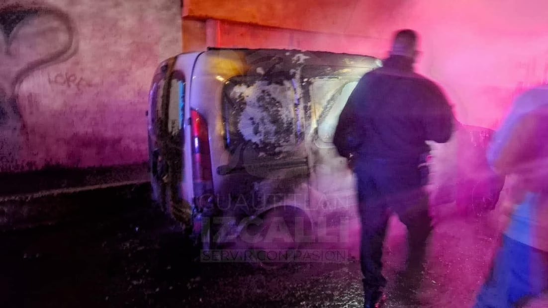 Policías Municipales resguardaron el perímetro en el pueblo de Axotlán para permitir las maniobras de emergencia. Foto Especial
