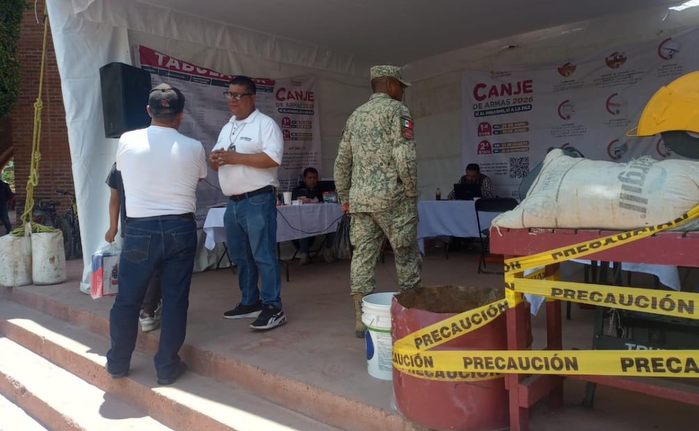 Ciudadanos participan en el programa "Sí al Desarme, Sí a la Paz" en Zumpango, entregando armas de fuego de manera voluntaria. Foto Especial