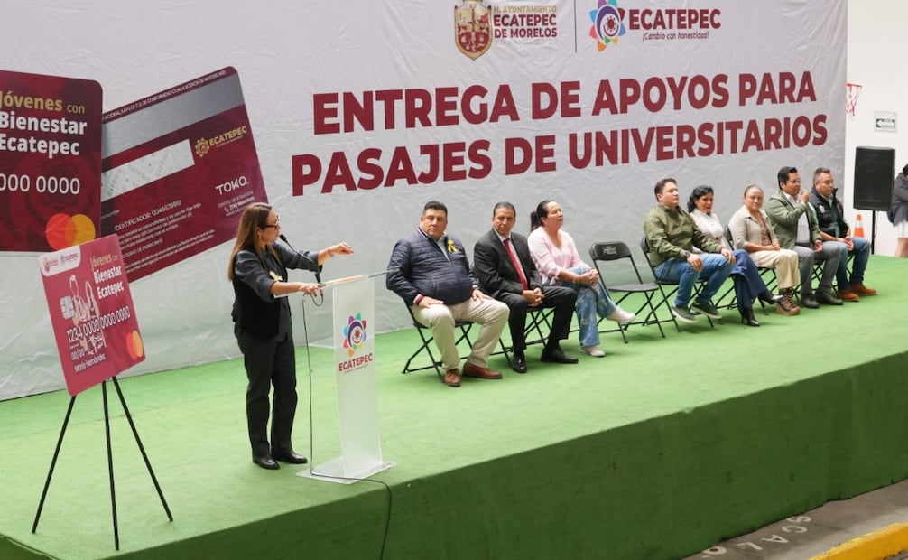 La alcaldesa Azucena Cisneros Coss encabezó la entrega de tarjetas del programa "Universitarios en Movimiento por el Bienestar" en el Centro Regional "Las Américas". Foto Especial