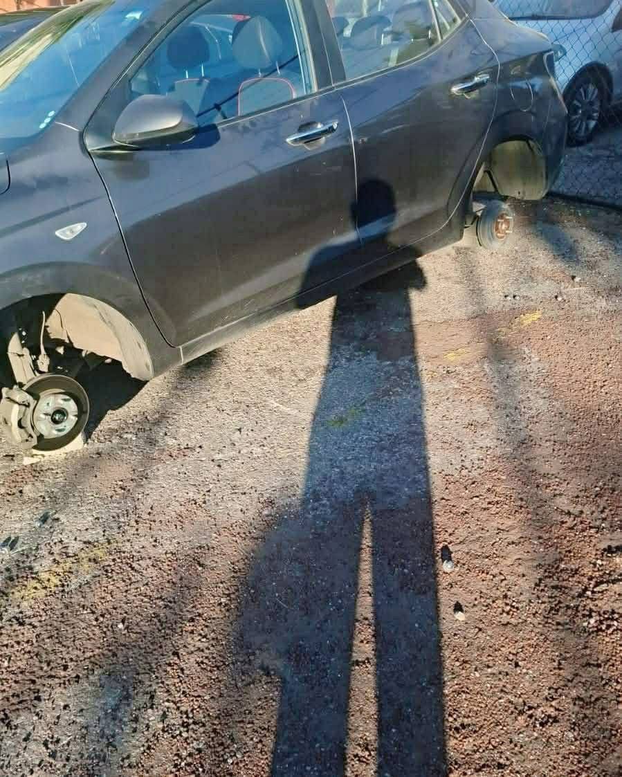 En Cofradía 1, sobre la calle Almácigo, otro automóvil tipo sedán de la marcha Chevrolet amaneció sin las 4 llantas. Foto: especial