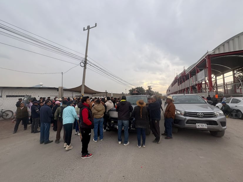 La Avenida Recursos Hidráulicos cumple más de 8 horas colapsada por el plantón de ejidatarios de la región. Foto Especial