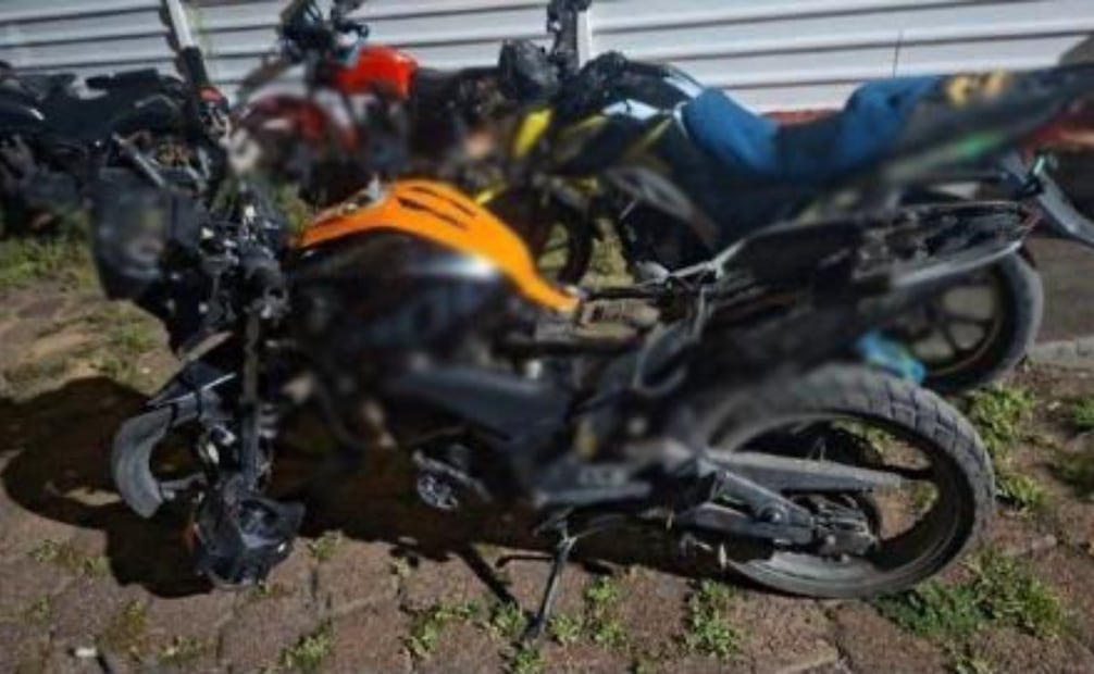 Una de las motocicletas en las que se desplazaban los sospechosos contaba con reporte de robo emitido el pasado 18 de agosto en la CDMX. Foto Especial