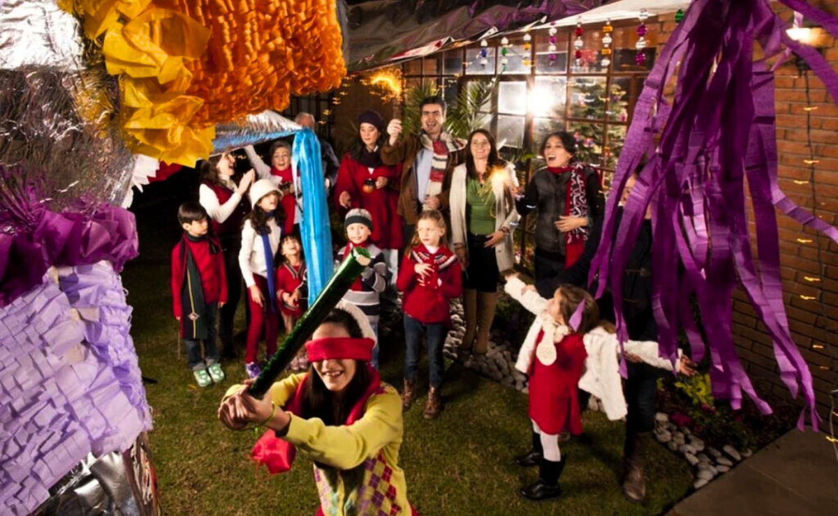 ¡Que viva la tradición! Cantando las posadas con alegría. Foto: Especial