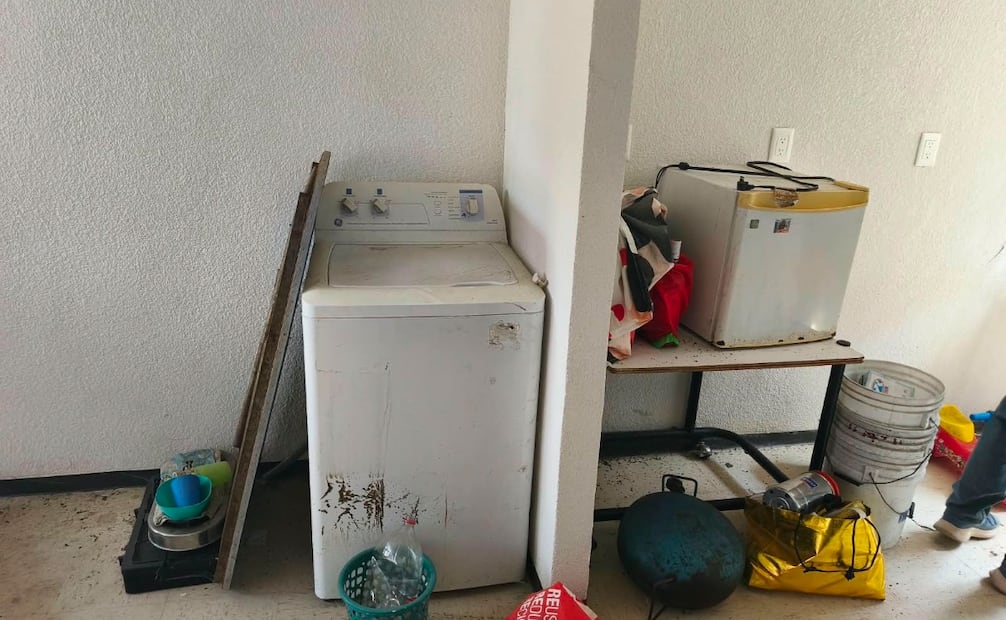 Un cerrajero labora en la entrada de la vivienda para permitir el ingreso formal de los propietarios. Foto Especial