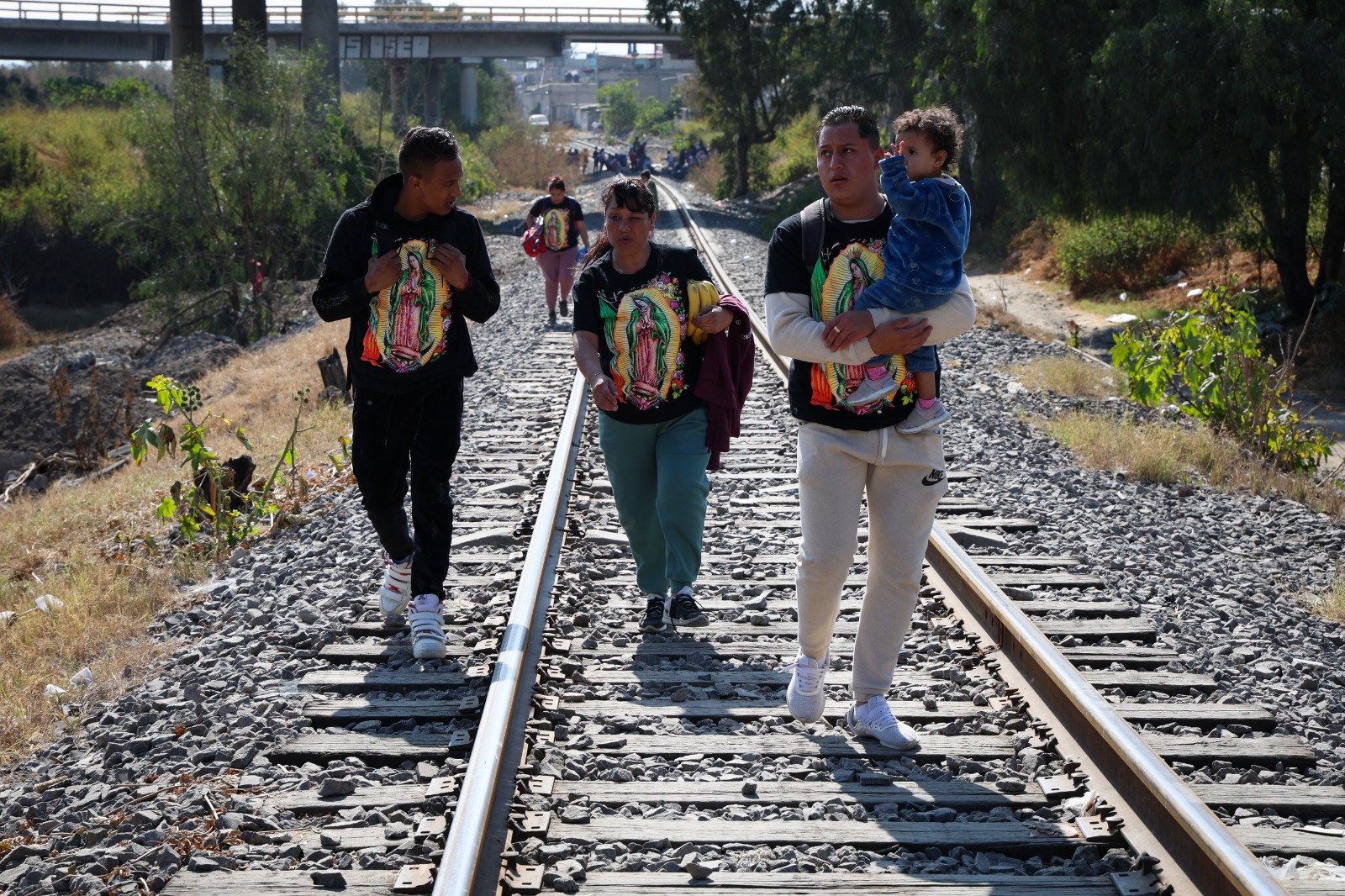 Con la esperanza de alcanzar la Basílica de Guadalupe, cientos de peregrinos emprenden un peligroso viaje por las vías del tren. Foto Luis Camacho