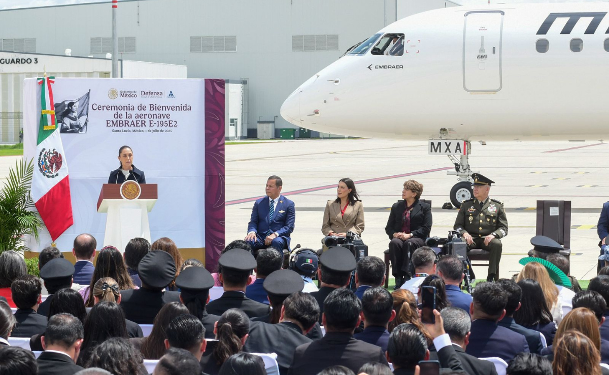 Claudia Sheinbaum y Delfina Gómez en el AIFA, recibiendo el avión que modernizará Mexicana Foto: Especial