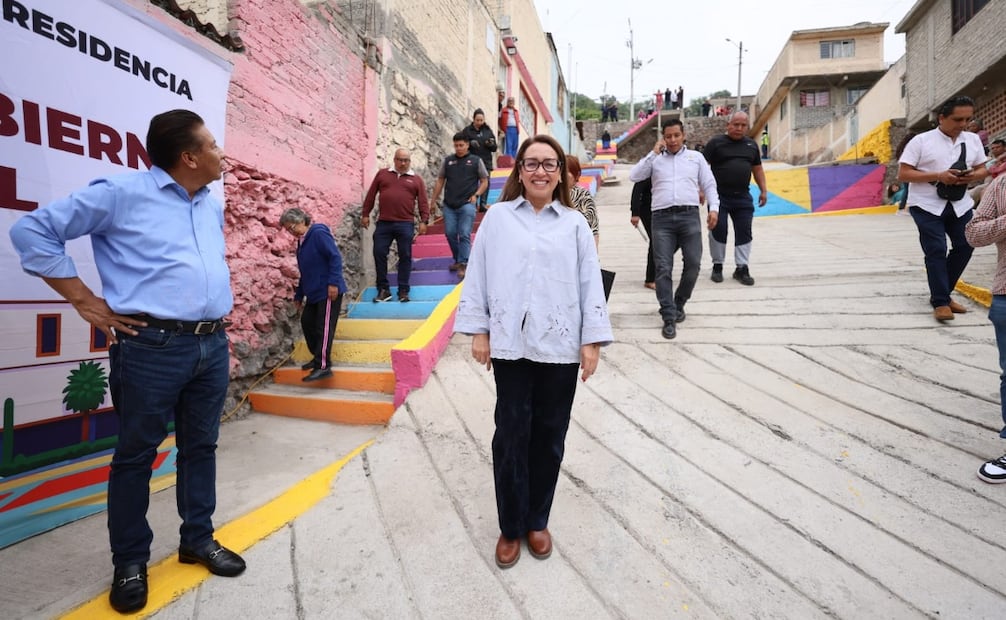 Las nuevas escalinatas en la calle Atenco permiten a las familias evitar caminos de tierra peligrosos en la parte alta del municipio. Foto Especial