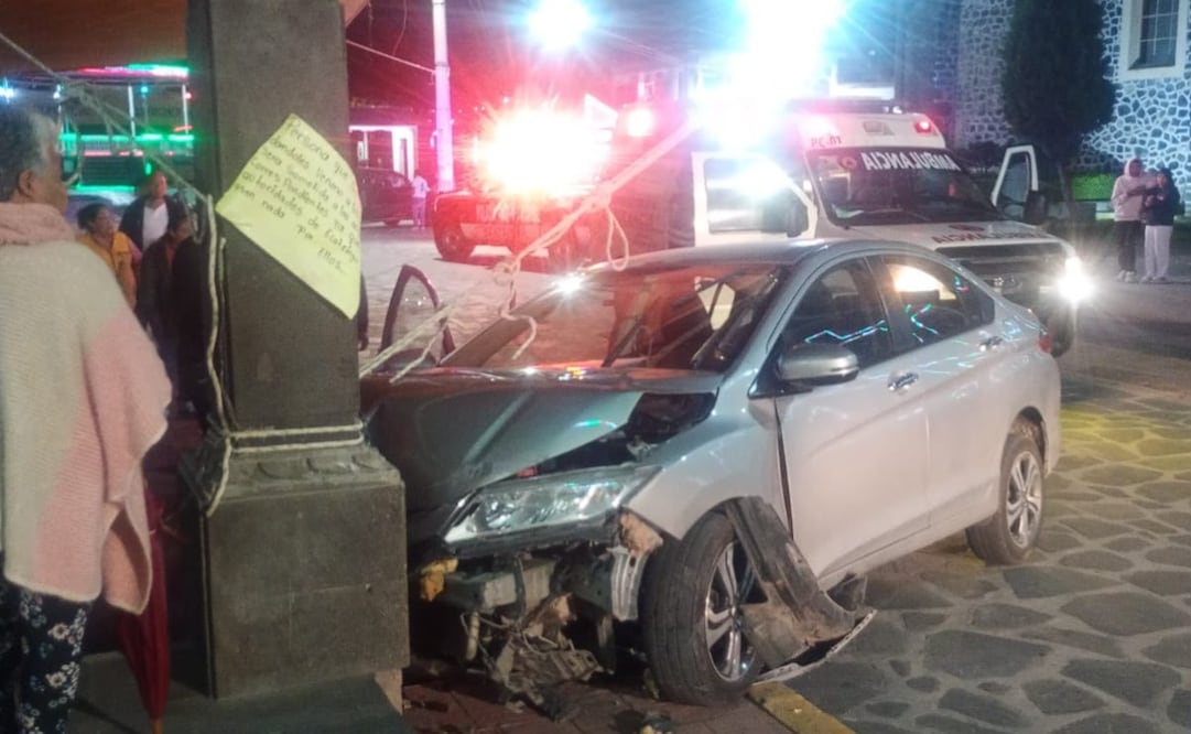 El automóvil presentó daños en la parte delantera izquierda tras el impacto. Foto especial