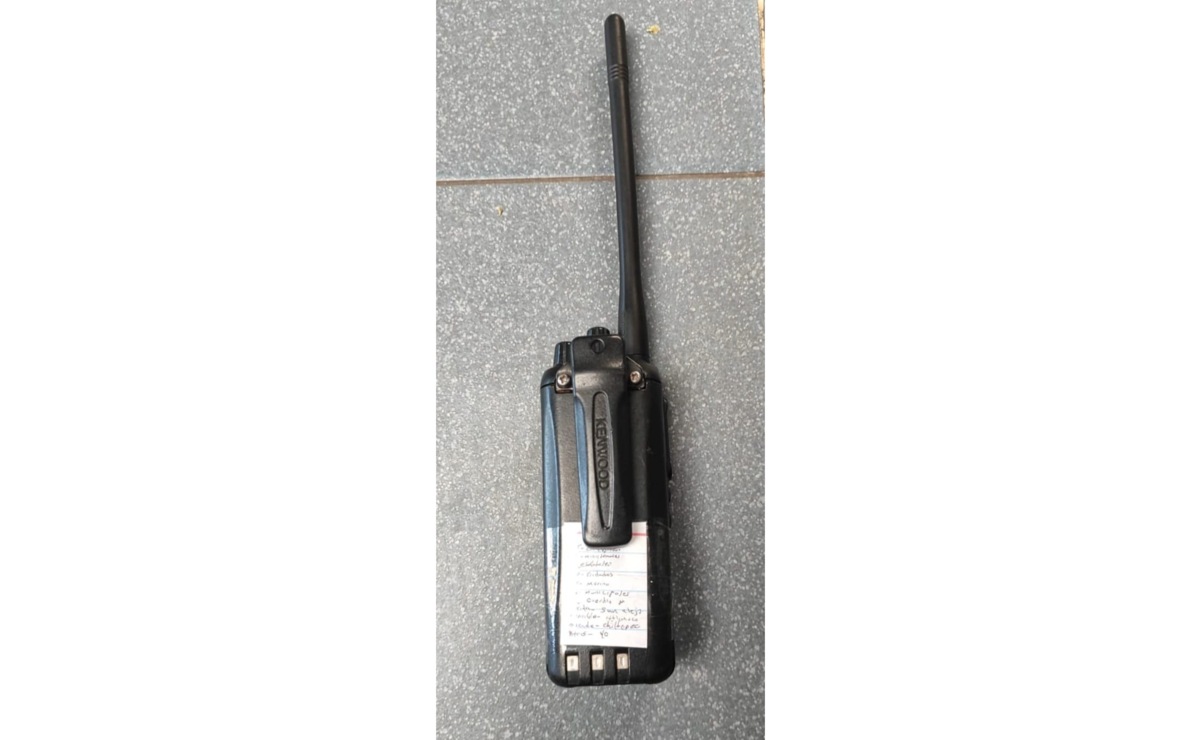 Tras una revisión, localizaron un radio de comunicación de onda corta color negro. Foto: Especial