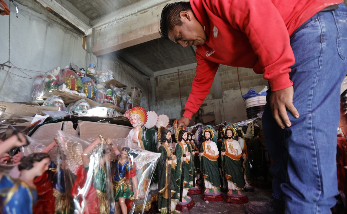 Las manos de Pedro, transformando la resina en arte en San Cristóbal Huichochitlán. Foto: Jorge Alvarado