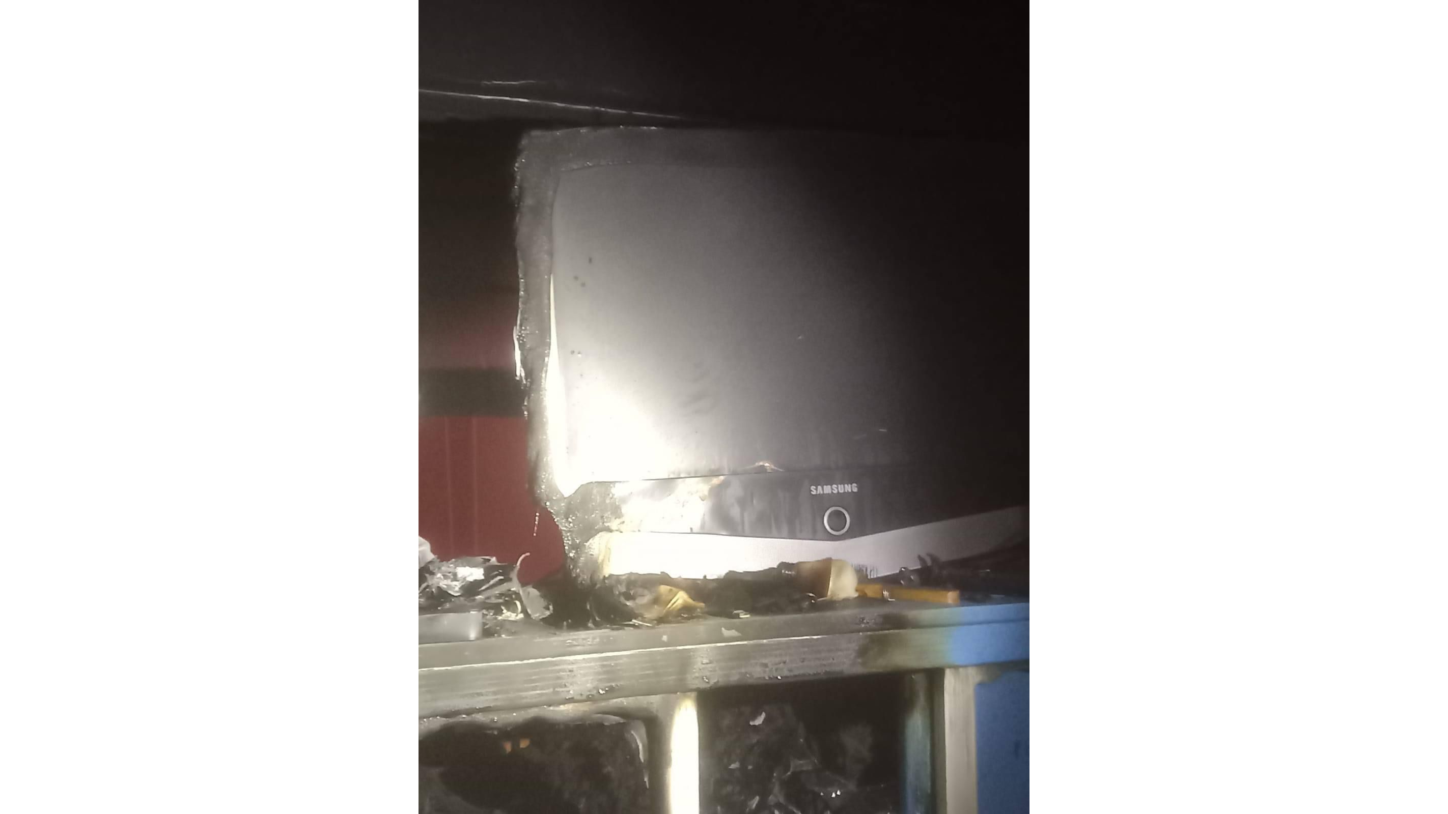 Los residentes del inmueble informaron a los vulcanos que la conflagración se originó debido a una veladora que tenían prendida. Foto: Especial