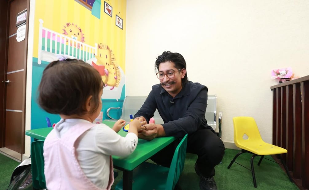El personal del DIF verifica que las viviendas cuenten con redes de apoyo sólidas para garantizar el bienestar del menor. Foto Alejandro Vargas / El Universal