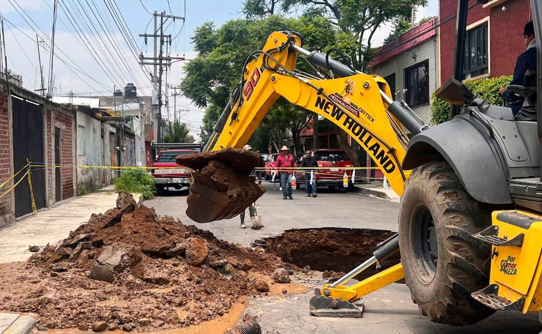 Trabajadores del Organismo de Agua Potable y Alcantarillado revisan la tubería subterránea para identificar la causa exacta del colapso. Foto Especial