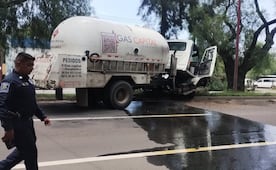 Pipa de gas se impacta contra un árbol en la carretera México-Texcoco y deja un herido